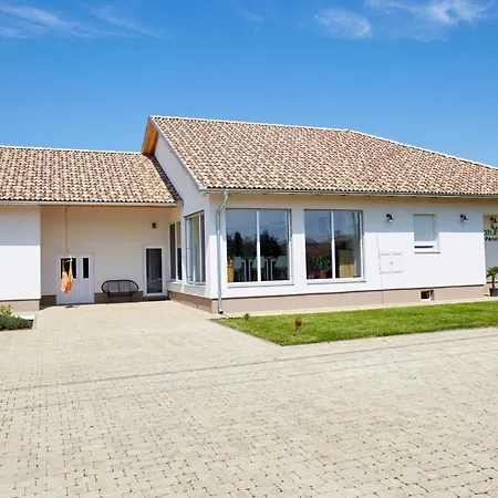 לינה וארוחת בוקר Naturella Panzio 3*